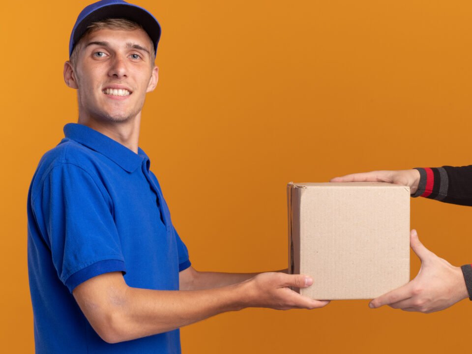 Zeytinburnu kurye hizmeti ile tekstil, deri sanayi, oto parça esnafı ve liman bağlantıları için 24 saat özel çözümler. İleri tarihli kargolama ve müşteri tarafından belirlenen teslim saatleriyle güvenilir hizmet.